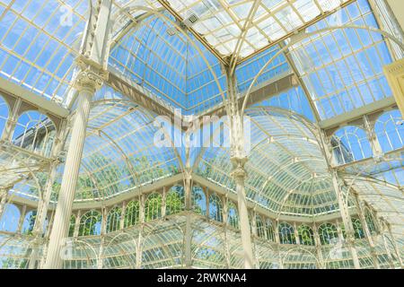 Sonnenlicht durch Glas, Natur umarmen. Bestaunen Sie Madrids glitzernde Ikone inmitten von ruhigem Grün Stockfoto