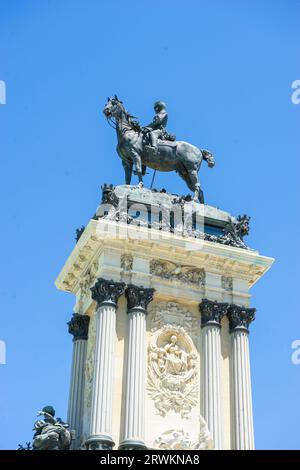 Retiro enthüllte: Madrids historisches Grün und Wasserlandschaft Stockfoto