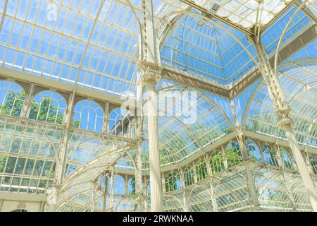 Sonnenlicht durch Glas, Natur umarmen. Bestaunen Sie Madrids glitzernde Ikone inmitten von ruhigem Grün Stockfoto