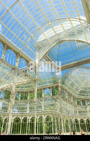 Sonnenlicht durch Glas, Natur umarmen. Bestaunen Sie Madrids glitzernde Ikone inmitten von ruhigem Grün Stockfoto