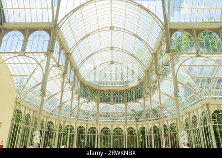 Sonnenlicht durch Glas, Natur umarmen. Bestaunen Sie Madrids glitzernde Ikone inmitten von ruhigem Grün Stockfoto