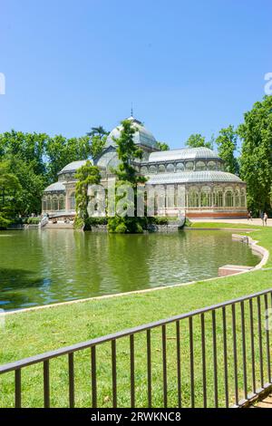 Sonnenlicht durch Glas, Natur umarmen. Bestaunen Sie Madrids glitzernde Ikone inmitten von ruhigem Grün Stockfoto