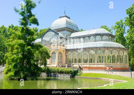 Sonnenlicht durch Glas, Natur umarmen. Bestaunen Sie Madrids glitzernde Ikone inmitten von ruhigem Grün Stockfoto