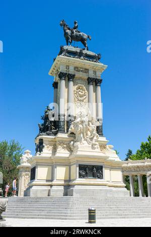 Retiro enthüllte: Madrids historisches Grün und Wasserlandschaft Stockfoto