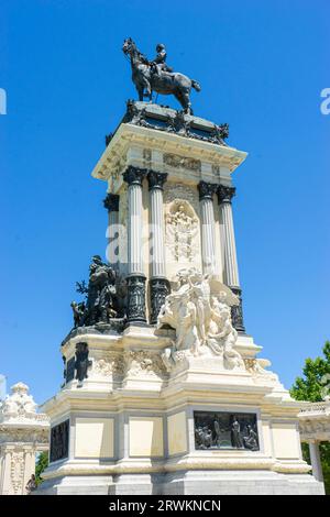 Retiro enthüllte: Madrids historisches Grün und Wasserlandschaft Stockfoto