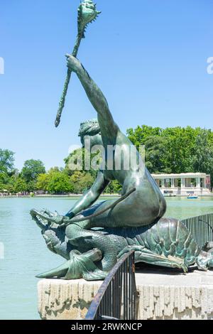 Retiro enthüllte: Madrids historisches Grün und Wasserlandschaft Stockfoto