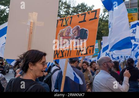 New York, Usa. September 2023. Israelische Expats und US-Juden, die Banner und israelische Flaggen halten, versammeln sich vor dem Metropolitan Museum of Art. Premierminister Benjamin Netanjahu nimmt am Empfang des Präsidenten beider in New York City Teil. Premierminister Netanjahu ist in New York für die jährliche Versammlung der Weltpolitiker der Generalversammlung der Vereinten Nationen. Die Proteste, die von den in Israel ansässigen Aktivistengruppen Brothers in Arms und Kaplan Force organisiert werden, konzentrieren sich auf die Justizreform der Regierung von Ministerpräsident Netanjahu. Quelle: SOPA Images Limited/Alamy Live News Stockfoto