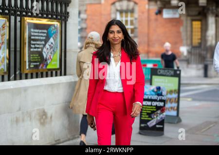 London, England, Großbritannien. September 2023. Die Staatssekretärin für das Innenministerium SUELLA BRAVERMAN wird in Westminster gesehen, als sie während der Vormittagsinterviews auf TV-Tour geht. (Bild: © Tayfun Salci/ZUMA Press Wire) NUR REDAKTIONELLE VERWENDUNG! Nicht für kommerzielle ZWECKE! Stockfoto