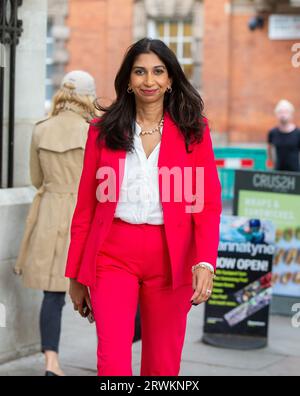 London, England, Großbritannien. September 2023. Die Staatssekretärin für das Innenministerium SUELLA BRAVERMAN wird in Westminster gesehen, als sie während der Vormittagsinterviews auf TV-Tour geht. (Bild: © Tayfun Salci/ZUMA Press Wire) NUR REDAKTIONELLE VERWENDUNG! Nicht für kommerzielle ZWECKE! Stockfoto