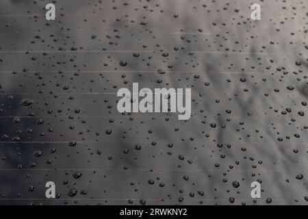 Wassertropfen auf der Heckscheibe eines Fahrzeugs. Hintergrund der Regentropfen-Textur. Stockfoto