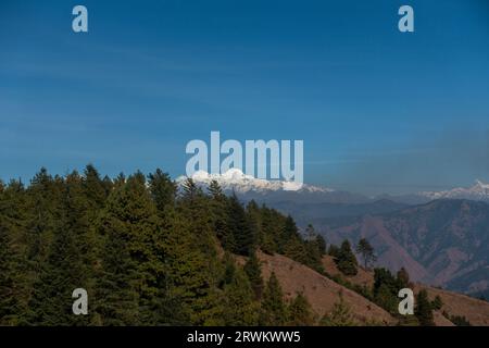 Künstlerische Aufnahme entfernter, schneebedeckter Himalaya-Gletscher, eingerahmt von tiefen Tälern und schroffen Bergkämmen, in Uttarakhand, Indien. Stockfoto