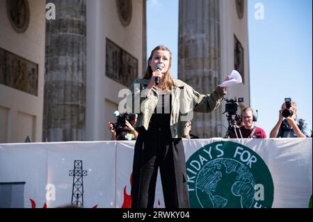 15.09.2023, Berlin, Deutschland, Europa - die deutsche Klimaschutzaktivistin Luisa Neubauer während ihrer Rede auf der Bühne vor dem Brandenburger Tor. Stockfoto