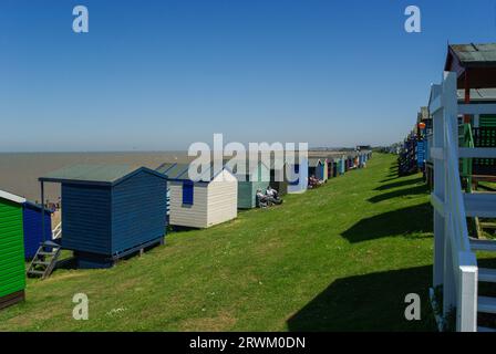 Tankerton Beach kleine Häuser an Tankerton Hängen an der Küste von Whitstable, Kent, Großbritannien. Erhöhte Holzhütten mit Meerblick an einem sonnigen Tag mit blauem Himmel Stockfoto