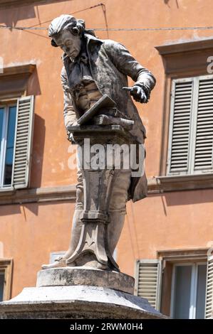 Eine kleine Statue des in Bologna geborenen Physikers Lugi Galvani (1737–1798) steht in der Mitte eines kleinen Platzes, der Piazza Luigi Galvani (nach ihm benannt) in B Stockfoto