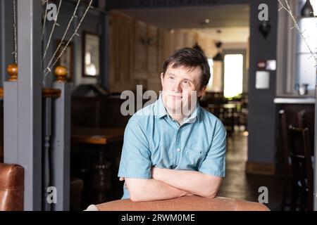 Tommy Jessop, britischer Schauspieler. Er ist der erste Schauspieler mit Down-Syndrom, der in einem BBC-Drama zu den Urzeiten zu sehen war, das in Winchester, England, Großbritannien, fotografiert wurde Stockfoto