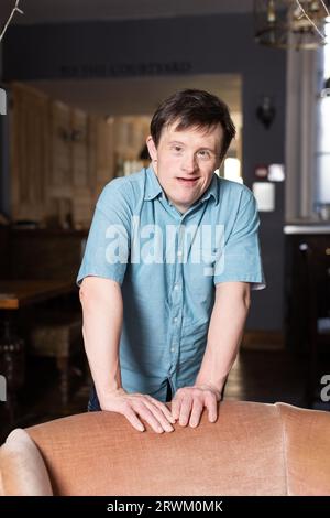 Tommy Jessop, britischer Schauspieler. Er ist der erste Schauspieler mit Down-Syndrom, der in einem BBC-Drama zu den Urzeiten zu sehen war, das in Winchester, England, Großbritannien, fotografiert wurde Stockfoto