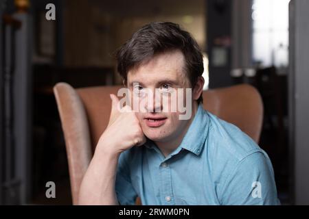 Tommy Jessop, britischer Schauspieler. Er ist der erste Schauspieler mit Down-Syndrom, der in einem BBC-Drama zu den Urzeiten zu sehen war, das in Winchester, England, Großbritannien, fotografiert wurde Stockfoto