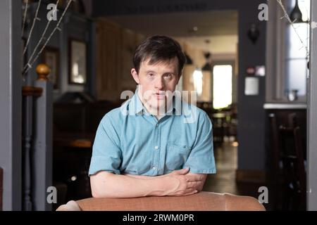 Tommy Jessop, britischer Schauspieler. Er ist der erste Schauspieler mit Down-Syndrom, der in einem BBC-Drama zu den Urzeiten zu sehen war, das in Winchester, England, Großbritannien, fotografiert wurde Stockfoto