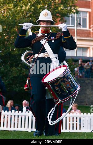 Schlagzeuger mit Schlagzeug zu Nase mit Side Drum der Royal Marines Band Service Marching Band Beating the Retreat, Bournemouth Gardens, Bournemouth A Stockfoto