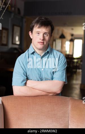 Tommy Jessop, britischer Schauspieler. Er ist der erste Schauspieler mit Down-Syndrom, der in einem BBC-Drama zu den Urzeiten zu sehen war, das in Winchester, England, Großbritannien, fotografiert wurde Stockfoto