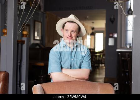 Tommy Jessop, britischer Schauspieler. Er ist der erste Schauspieler mit Down-Syndrom, der in einem BBC-Drama zu den Urzeiten zu sehen war, das in Winchester, England, Großbritannien, fotografiert wurde Stockfoto