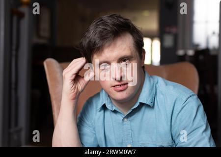 Tommy Jessop, britischer Schauspieler. Er ist der erste Schauspieler mit Down-Syndrom, der in einem BBC-Drama zu den Urzeiten zu sehen war, das in Winchester, England, Großbritannien, fotografiert wurde Stockfoto