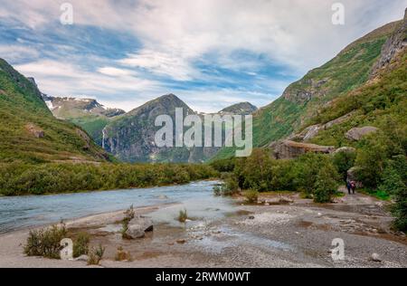 Briksdalen Valley, im Jostedal Glacier National Park, Norwegen. Das Tal wurde vom Briksdal-Gletscher gebildet. Herrliche norwegische Sommerlandschaft. Stockfoto