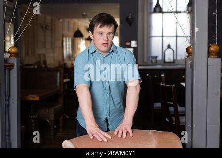 Tommy Jessop, britischer Schauspieler. Er ist der erste Schauspieler mit Down-Syndrom, der in einem BBC-Drama zu den Urzeiten zu sehen war, das in Winchester, England, Großbritannien, fotografiert wurde Stockfoto