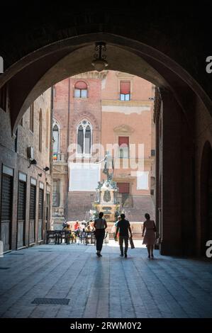 Am Ende des großen Hochbogens des Palazzo di Re Enzo befindet sich eine der berühmten Touristenattraktionen Bolognas, Fontana del Nettuno (Brunnen von N) Stockfoto