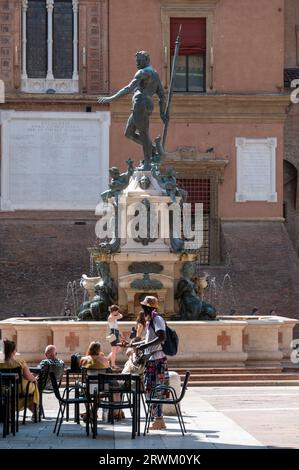 Am Ende des großen Hochbogens des Palazzo di Re Enzo befindet sich eine der berühmten Touristenattraktionen Bolognas, Fontana del Nettuno (Brunnen von N) Stockfoto