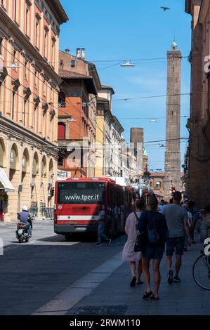 Via Rizzoli eine der Haupteinkaufsstraßen in Bologna verbindet die Piazza Maggiore und die zwei Türme. Bologna liegt in der Region Emilia-Romagna von Stockfoto