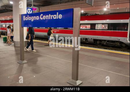 Der moderne U-Bahnhof in Bologna in der Region Emilia-Romagna in Norditalien. Stockfoto