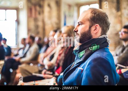 Vortrag auf der Business-Konferenz. Unternehmer im Publikum im Konferenzsaal. Stockfoto
