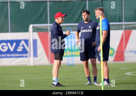 Freiburg, Deutschland. September 2023. Trainer Christian Streich (SC Freiburg) beim Abschlusstraining im Gespräch mit Co-Trainer Co-Trainer Florian Bruns (SC Freiburg) und Lars Voßler (SC Freiburg) zum Auftakt der Fussball-Europa-League Olympiakos Piräus vs SC Freiburg Credit: dpa/Alamy Live News Stockfoto