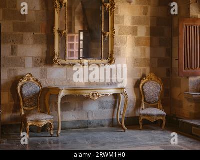 Rhodos, Griechenland - 21. April 2023: Rhodos mittelalterliches Rittermuseum. Details zum Inneren des befestigten mittelalterlichen Palastes Stockfoto