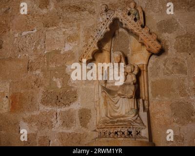 Rhodos, Griechenland - 21. April 2023: Rhodos mittelalterliches Rittermuseum. Details zum Inneren des befestigten mittelalterlichen Palastes Stockfoto