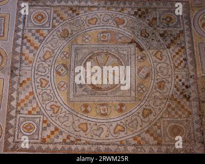 Rhodos, Griechenland - 21. April 2023: Archäologisches Museum von Rhodos-Stadt. Wunderschöne antike Vintage-Mosaike mit mythischen Elementen Stockfoto