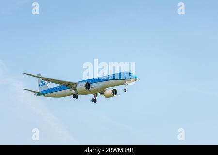 KLM Cityhopper Embraer E195-E2 vor der Landung am Flughafen Zürich Stockfoto