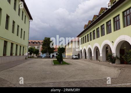 Innenhofbereich der Theologischen Fakultät St. Andrei (Facultatea de Teologie Șaguna Andrei Ortodoxă „Sfântul“) in Sibiu, Transsilvanien, Rumänien Stockfoto