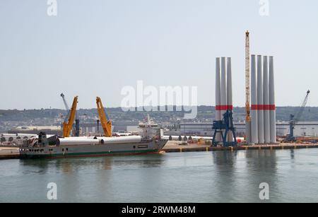 Windmühlenbauschiff, beladen mit Masten, in Cherbourg, Frankreich Stockfoto