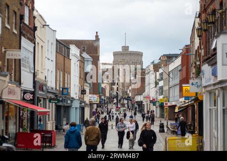 Windsor, Berkshire, Großbritannien. September 2023. Peascod Street in Windsor. Heute war es ein dummer und windiger Start in den Tag in Windsor, Berkshire. Heute gibt es ein Met Office Yellow Weather für London und den Südosten bei starkem Regen Credit: Maureen McLean/Alamy Live News Stockfoto