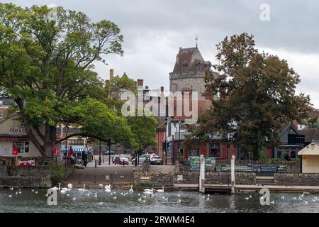 Windsor, Berkshire, Großbritannien. September 2023. Blick auf Windsor Castle über die Themse. Heute war es ein dummer und windiger Start in den Tag in Windsor, Berkshire. Heute gibt es ein Met Office Yellow Weather für London und den Südosten bei starkem Regen Credit: Maureen McLean/Alamy Live News Stockfoto