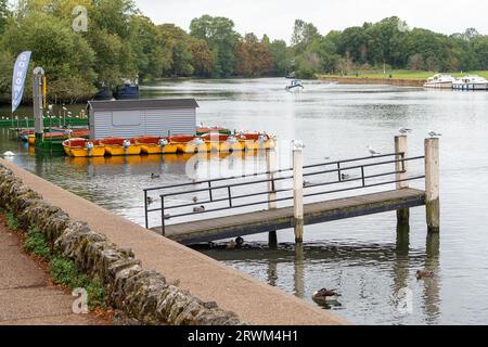 Windsor, Berkshire, Großbritannien. September 2023. Heute Morgen war es von der Themse verlassen, um in Windsor, Berkshire, einen langsamen und windigen Start in den Tag zu erleben. Heute gibt es für London und den Südosten ein „Met Office Yellow Weather“ für starke Regenfälle. Quelle: Maureen McLean/Alamy Live News Stockfoto