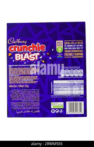 Inhaltsstoffe und Nährwertangaben auf der Rückseite der Box von Cadbury Crunchie Blast Eiscreme Eiscreme isoliert auf weißem Hintergrund Stockfoto