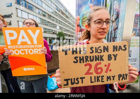 London, Großbritannien. September 2023. Ein Streik vor dem St. Thomas' Hospital - Berater und Junior Doctors beginnen ihren letzten Streik über Entlohnung und Arbeitsbedingungen. Der Streik wurde von der BMA organisiert. Guy Bell/Alamy Live News Stockfoto