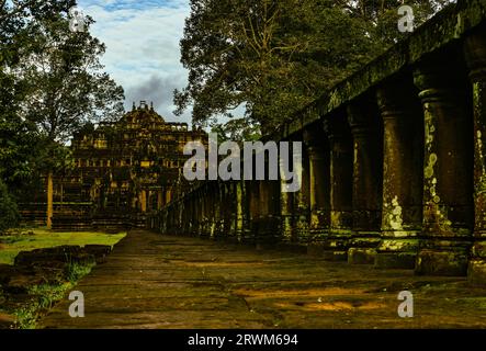 Baphuon Tempel im goldenen Licht des frühen morgens, Blick auf den Eingang Damm. Stockfoto