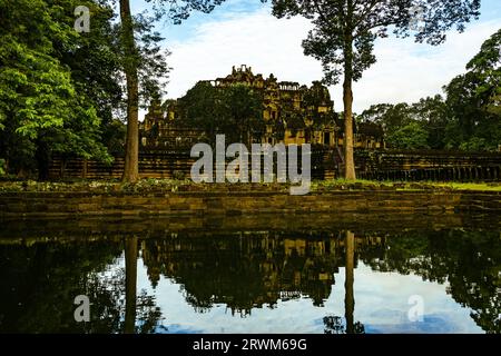 Baphuon-Tempel im goldenen Licht des frühen morgens mit Reflexionen im nahegelegenen Wasser. Stockfoto