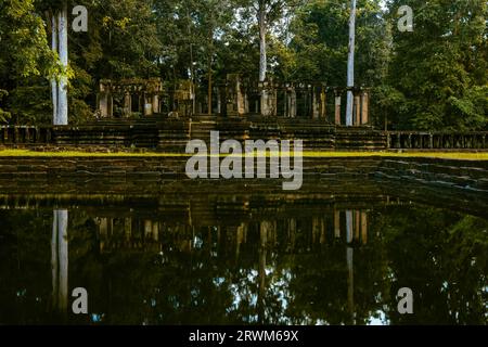 Baphuon-Tempel im goldenen Licht des frühen morgens mit Reflexionen im nahegelegenen Wasser. Stockfoto