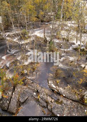 Hochwasser des Flusses Tummel an der Tummel Bridge, Highland Perthshire, Schottland, Vereinigtes Königreich Stockfoto