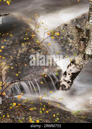 Hochwasser des Flusses Tummel an der Tummel Bridge, Highland Perthshire, Schottland, Vereinigtes Königreich Stockfoto